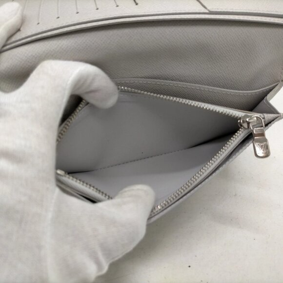 $1567 Authentic LOUIS VUITTON Made in FRANCE TA3220 White Leather Long Wallet - Picture 9 of 12